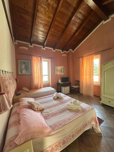 a bedroom with a large bed in a room at Rooms Guest House Il Porto Vecchio in Stintino