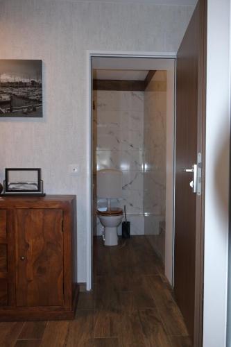 a bathroom with a toilet and a bath tub at Heimathafen Heilbronn in Heilbronn