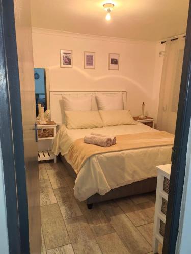 ein Schlafzimmer mit einem großen Bett und einem Spiegel in der Unterkunft Safespace in Cravenby
