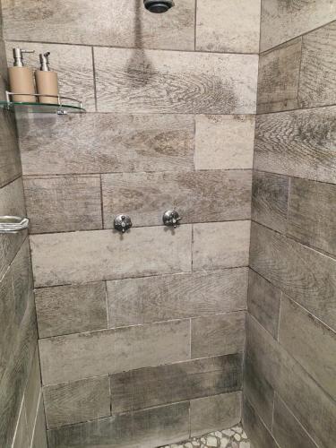 ein Badezimmer mit Dusche und braunen Fliesen in der Unterkunft Safespace in Cravenby