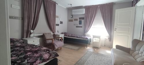 a bedroom with a bed and a desk and a window at Nummen Goto, kivenheitto torilta in Rauma
