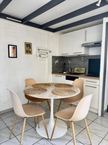 Un Zeste de Soleil - Terrasse - Parking - Clim - Plage de la Roquille - Cap d'agde - Histoire de Clés