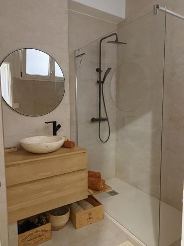 a bathroom with a sink and a mirror at L'Écrin in Béziers