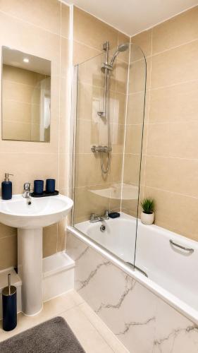 a bathroom with a tub and a sink and a shower at Modern Bright Flat Central & Stylish in Central Station
