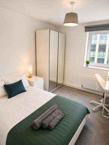 a bedroom with a large bed with a green blanket at Modern Bright Flat Central & Stylish in Central Station