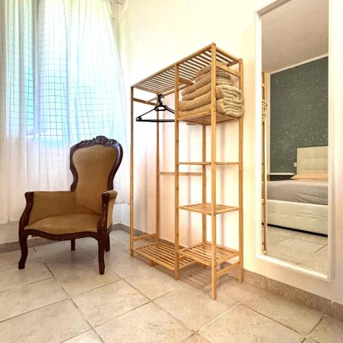 ein Zimmer mit einem Stuhl und einem Etagenbett in der Unterkunft Podere 406 in Pescia Romana