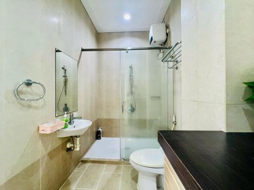 a bathroom with a shower and a toilet and a sink at Vila Mũi Né-Phan Thiết in Ấp Ngọc Hải