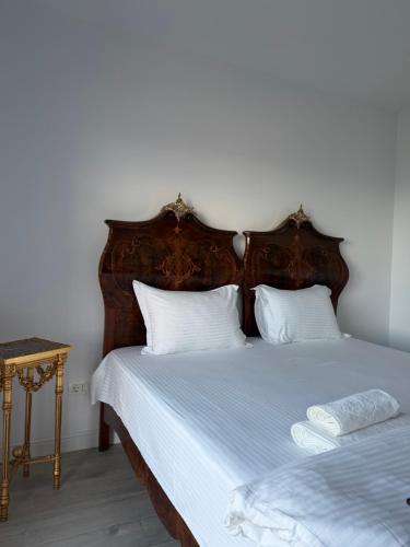a bedroom with two beds with white sheets and a table at Konac Regesc in Eforie Sud