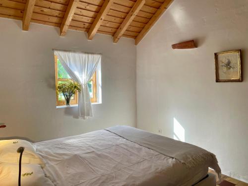 a bedroom with a bed and a window at Bombom Comporta in Melides