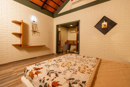 a bedroom with a bed in a room at Resotree in Talai