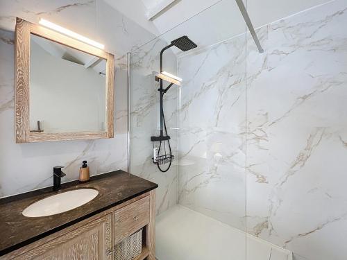 a bathroom with a sink and a shower at Charmante maison in Namur