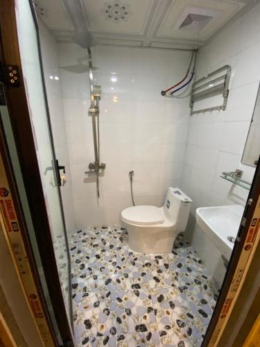 a bathroom with a toilet and a tub and a sink at Corn family homestay in Làng Me