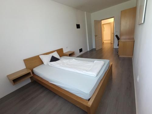 a bedroom with a large bed with white sheets at Ruhige Unterkunft in Oberlungitz
