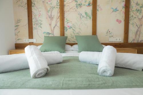 a bed with rolled towels on top of it at Hotel Casa de la Torrecilla in Campo de Criptana