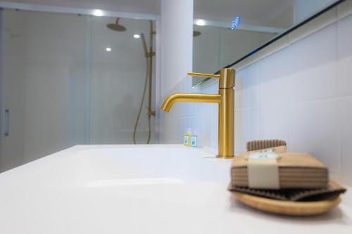 a bathroom with a shower and a sink with a comb at Hotel Casa de la Torrecilla in Campo de Criptana