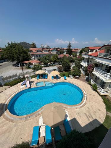 an overhead view of a swimming pool in a resort at mavikösk apartement in Dalyan