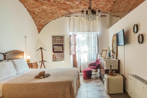 a bedroom with a bed and a window at Dimora Ferraris in Càbras