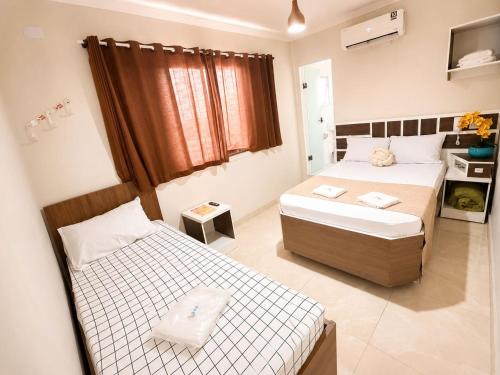 ein Schlafzimmer mit zwei Betten in einem Zimmer in der Unterkunft Hotel O Astro Adults Only in São Paulo