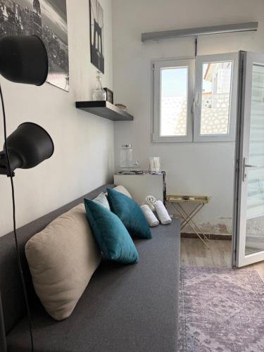 a living room with a couch with blue pillows at New Garden in Mairena del Aljarafe