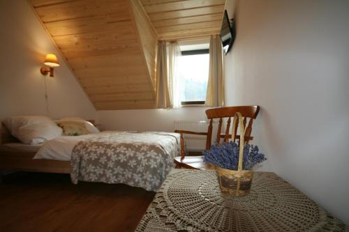 Giường trong phòng chung tại Willa Zazamcze