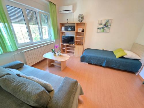 SANDRA 4 Apartment with terrace near the sea and beach