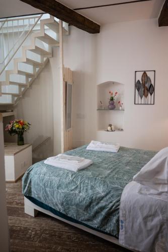 ein Schlafzimmer mit zwei Betten und einer Treppe in der Unterkunft Casa Felda in Altamura