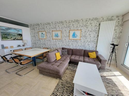 Appartement Élegant avec Balcon, Garage et WiFi en Bord de Mer