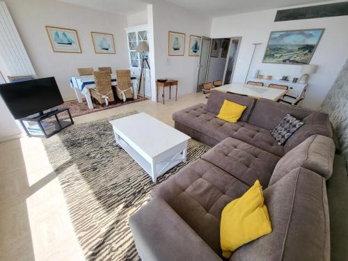 Appartement Élegant avec Balcon, Garage et WiFi en Bord de Mer