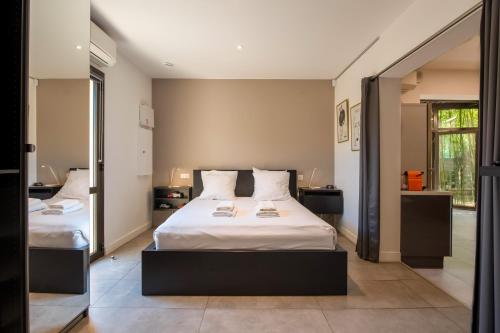 a bedroom with two beds with white sheets at les Aromatiques - terrasse & parking privé à VILLENEUVE LES AVIGNON - proche Golf Academy in Villeneuve-lès-Avignon