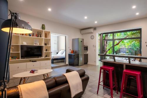 a living room with a couch and a table at les Aromatiques - terrasse & parking privé à VILLENEUVE LES AVIGNON - proche Golf Academy in Villeneuve-lès-Avignon