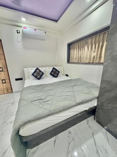 a bedroom with a bed in a room at Hotel Siyaram Inn in Trimbak