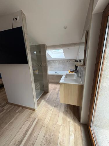 ein Badezimmer mit Waschbecken und Spiegel in der Unterkunft Suite Maison Roche in Carpentras