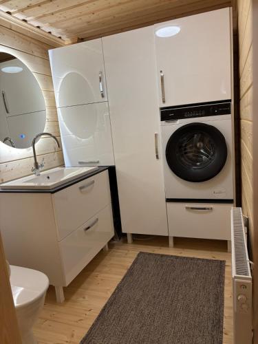 eine Küche mit Waschmaschine und Trockner in einem Zimmer in der Unterkunft StrandRo 2 in Hirvensalmi