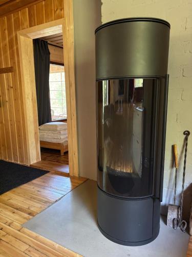 ein Wohnzimmer mit einem Ofen in einem Zimmer in der Unterkunft StrandRo 2 in Hirvensalmi