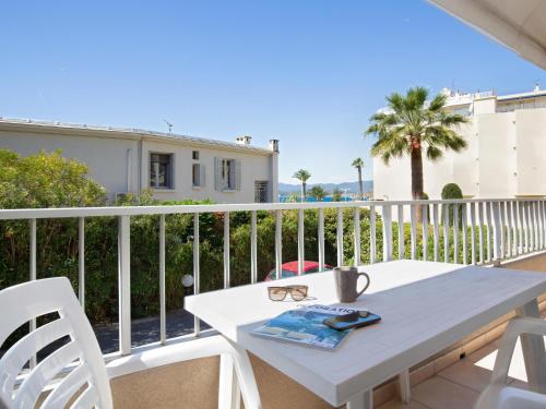 Studio Climatisé Proche Plage et Commerces avec Balcon, Wi-Fi et Parking