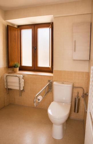 a bathroom with a toilet and a window at RURAL PRADO in San Tirso de Abres