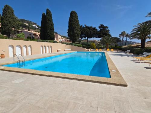 Appartement avec mezzanine et piscine, animaux acceptés, parking privé à Sainte-Maxime