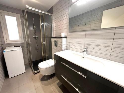 Appartement rénové front de mer à Roses, climatisation et ascenseur
