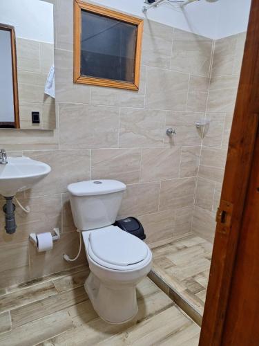 a bathroom with a toilet and a sink at Oasis Campestre in Sáchica