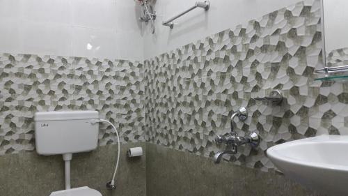 un bagno con un water e un lavandino di Kevins Bed & Breakfast a Port Blair