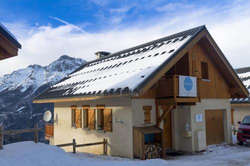 a house with solar panels on the roof in the mountains at Fresh Tracks - Chalet L Etendard in Oz