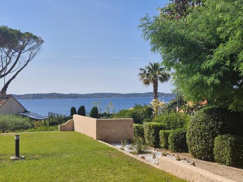 Studio climatisé avec terrasse et piscine à Sainte-Maxime