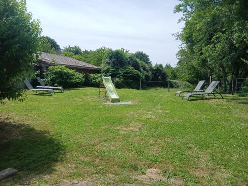 a group of benches sitting in the grass at Le Gîte de la Gartempe in Saint-Sornin-la-Marche