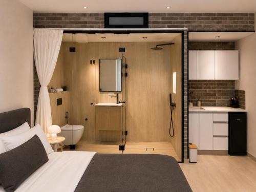 a bedroom with a bed and a bathroom at Dizengoff Square Garden - by BAR COLLECTION in Tel Aviv