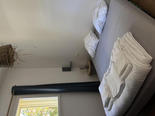 a room with a bed on the wall and a window at Appartement charmant - 4 pers. - API-1-52-2507 in Saint-Hilaire-de-Riez