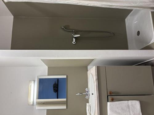 a bathroom with a sink and a mirror in a room at Appartement charmant - 4 pers. - API-1-52-2507 in Saint-Hilaire-de-Riez
