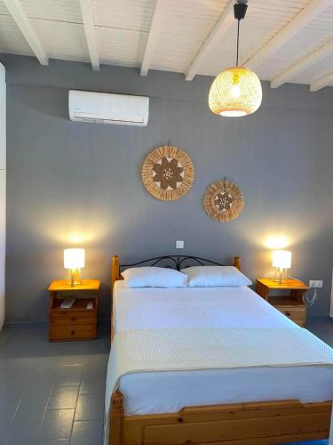 ein Schlafzimmer mit einem großen Bett und zwei Nachttischen in der Unterkunft Stivari view in Batsi