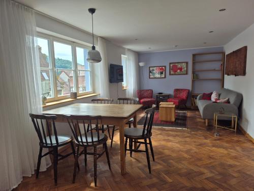 a living room with a wooden table and chairs at Bei Jakobus in Künzelsau