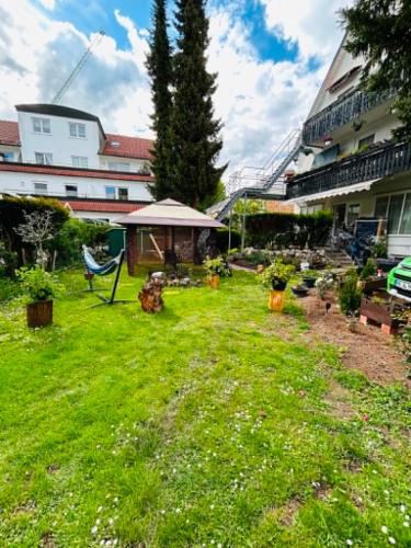 a green yard with a chair and a building at Adriaapartman in Bad Wörishofen