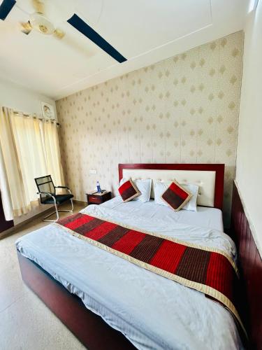a bedroom with a large bed in a room at Hotel Mount View in Haldwāni